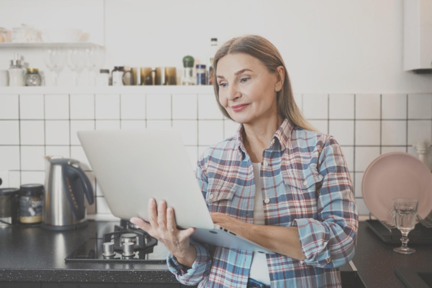 Famille discutant sereinement de leurs finances