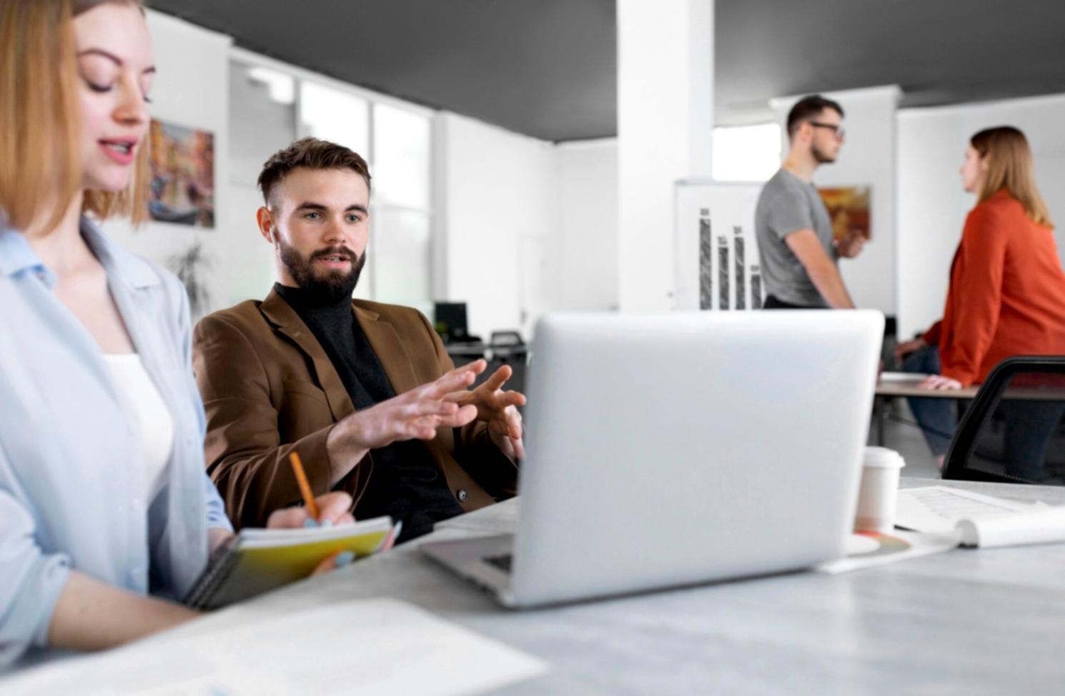 Famille travaillant ensemble sur la planification budgétaire à la maison