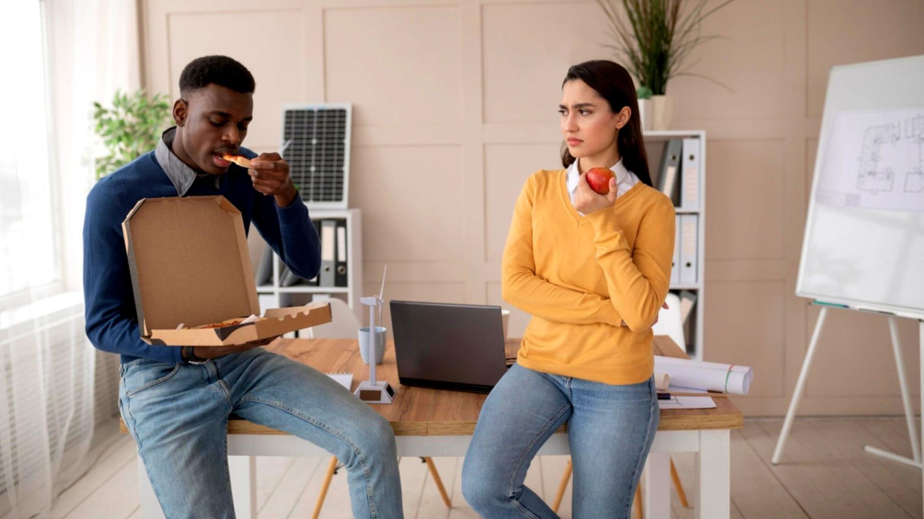 Famille planifiant ensemble leur budget mensuel